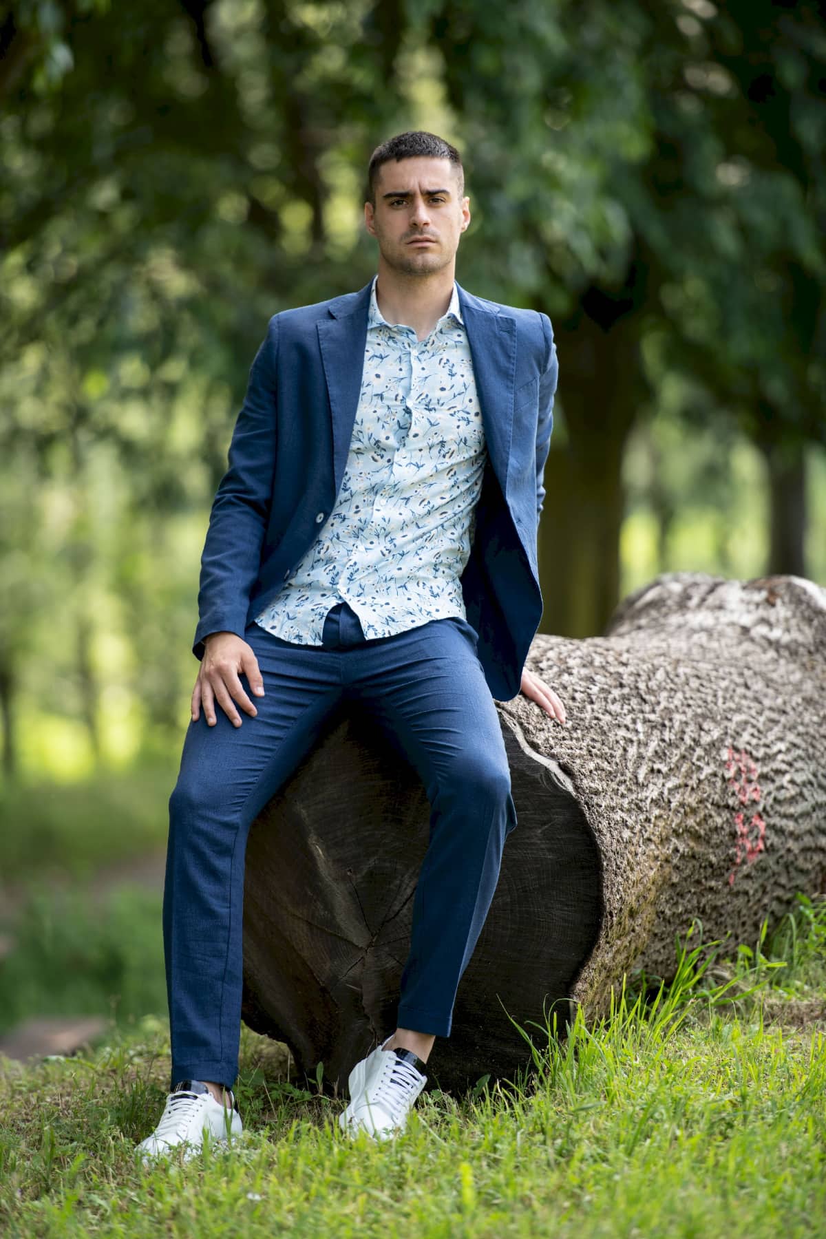 pantaloni giacca e camicia blu in lino