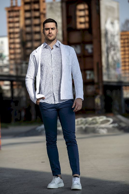 Jeans uomo hexis milano camicia casual e giacca bianca